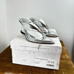 NIB- GOOD AMERICAN Wedge Sandal In Silver GA077V-X Size 9.5
